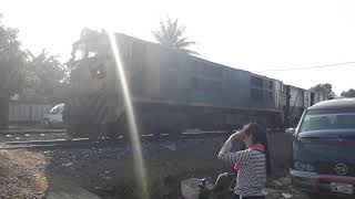 preview picture of video 'Royal Railway - Locomotive BB1055 arrival Bamnak station before derail in Tbeng Kpous station'