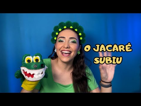 O jacaré subiu a correnteza na beira do rio