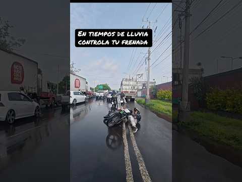 Frenadas en piso mojada son más largas!!! #observacionesdiarias #rayrides #motovlog #lluvias #motos