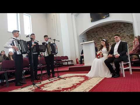 Să vă iubiți - Tineri poieni