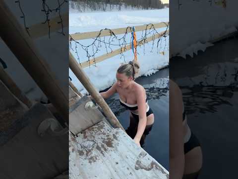 Video Thumbnail: Zum ERSTEN MAL im gefrorenen See Eisbaden 🥶❄️