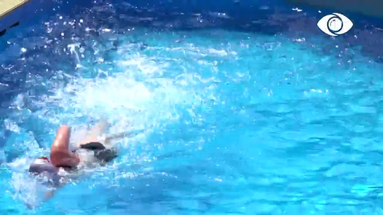 Nita bën not në pishinë/ Banorët e komentojnë