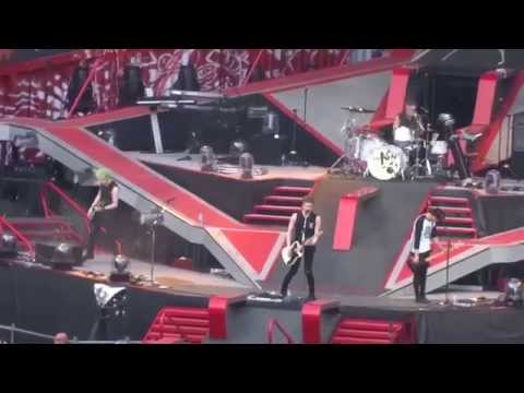 5SOS - She Looks So Perfect, live at Stade de France 06/20/14