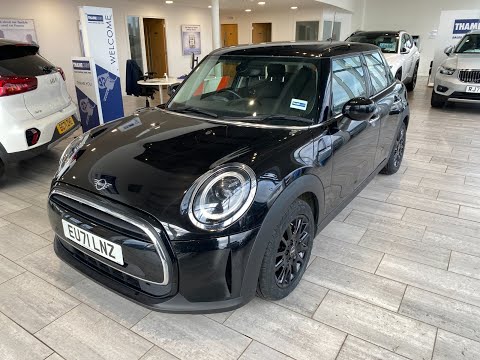 2021 71 MINI Hatchback 1.5 Cooper Classic 5dr Auto Review. For sale at Thame Cars