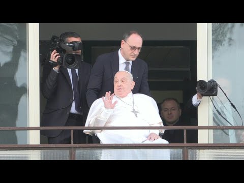 Pope says 'thank you, everyone' as greets faithful from hospital | AFP