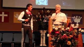Erik Roberto y su papa Pedro Torres cantando a dueto 