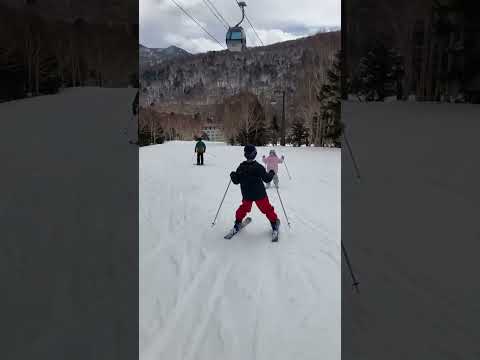 焼額山山頂からプリンスホテル南館のゴンドラ乗り場に向かってます。