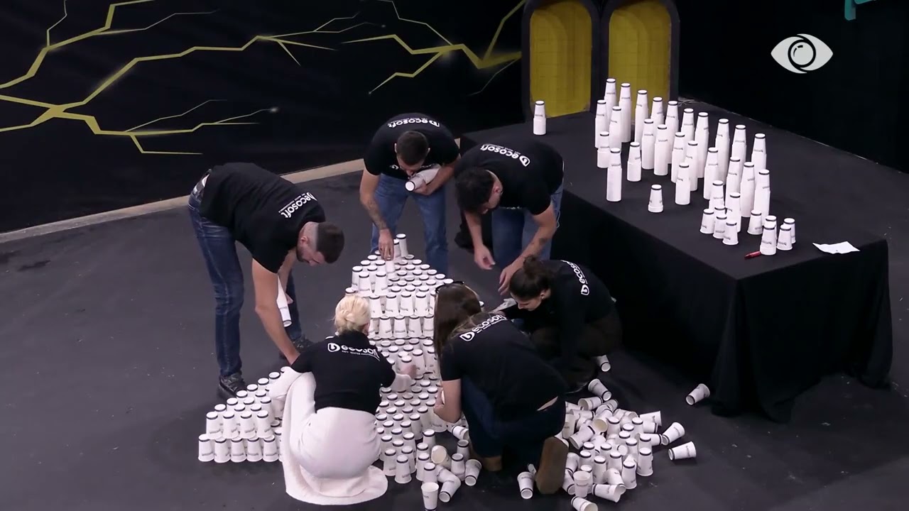 Vijon sfida/ Rrëzohen gotat e grupi 2 gjatë ndërtimit të piramidës