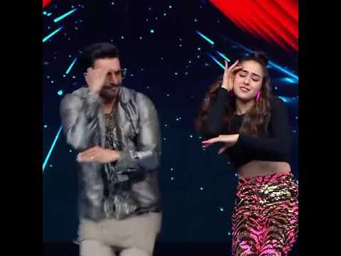 Sara Ali Khan and Ranveer Singh dancing on Aankh Marey