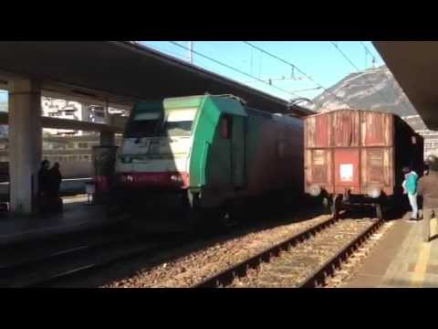 E 483 002 RTC con carri trasporto marmo, transita a Trento