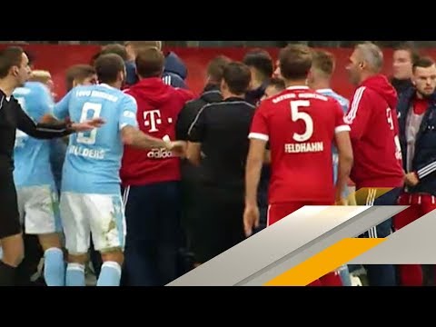 Rot und Rudelbildung: Derby-Pleite für 1860 München gegen FC Bayern | SPORT1