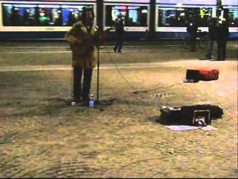 Singer on Dam Square in Amsterdam (22/01/11)