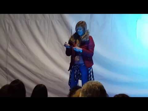 Maria Leal em mais um momento insólito Perde o cabo do microfone RAINHA DA NOITE