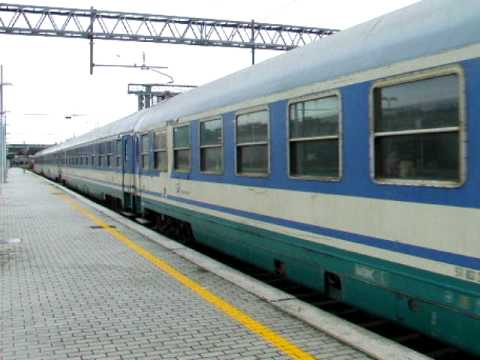 EXPR 30006 Straordinario Napoli C - Milano C con carrozze X di 1 classe e 2 con motogeneratori e carrelli md