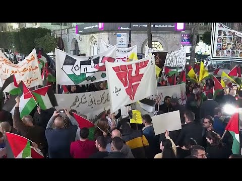 فلسطينيون يتجمعون في وسط مدينة رام الله للاحتفال بـ "يوم الأرض" السنوي