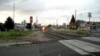 preview picture of video 'Southbound Union Pacific freight through Inner SE Portland'