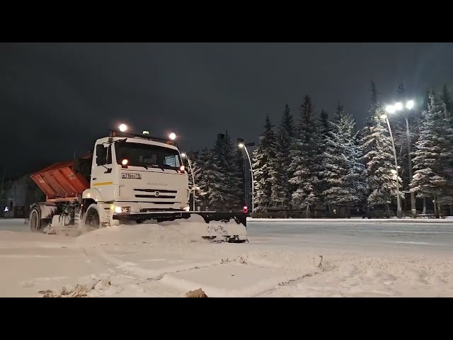 В Бугульме дорожная служба с трех часов утра очищает город от снега