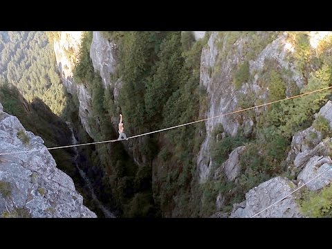 Highliner Walks Over 1000ft Waterfall Without Safety Gear