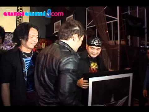 Pasha 'Ungu' Ajak Ortu Jadi Model Video Klip - cumicumi.com