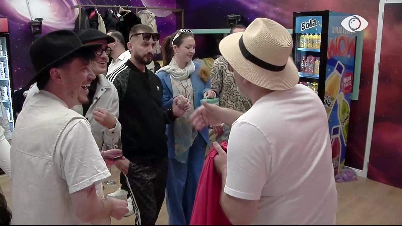 “Këto janë vrima të shenjta”/ Juli u flet turistëve për lavanderinë