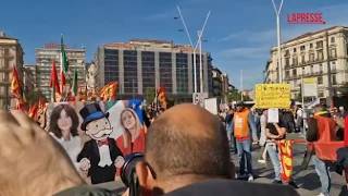 Bruciate le immagini di Meloni e Bernini durante lo sciopero di studenti e lavoratori a Napoli