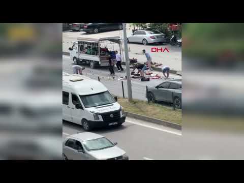 Bartın’da Kamyonetin kasasından yola saçılan meyve ve sebzeler, sürücülerin yardımıyla toplandı