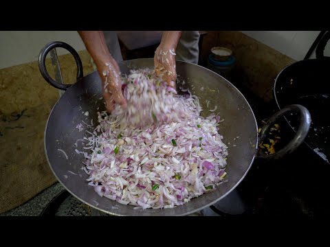 80 Year Old Eatery Serves Best Kanda Bhaji (Onion Fritters} in Kolhapur || Street Food India