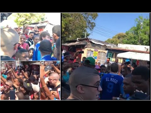 Bad Bunny  Enloquece a todo en Calle de República Dominicana