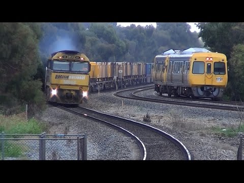 Pacific National 3PM6 passing Ovingham Train Station