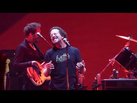 Comfortably Numb - Roger Waters & Eddie Vedder Us + Them 2017.07.23 Chicago Night Two