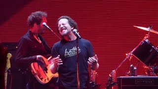 Eddie Vedder canta Comfortably Numb con Roger Waters en Us + Them Tour