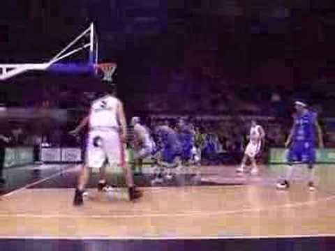 38 03-11-07 BCO-Aalst - Schroeiende dunk van Brunner na assi