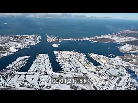 Winterluftvideo Hafenanlagen Seehafen in Rostock im Bundesland Mecklenburg-Vorpommern, Deutschland