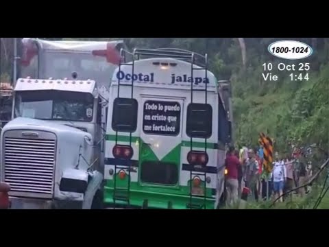 Choque entre camión y bus paraliza puente Salamaji en Nueva Segovia