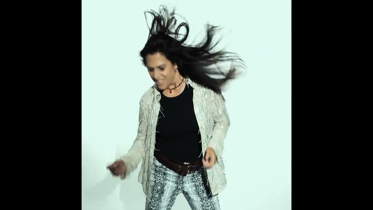 Sari Schorr - Mr. In The Middle (Official Music Video) - YouTube
