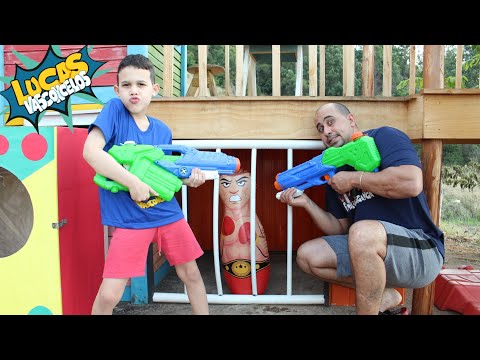 LUCAS E PAPAI BRINCAM DE COLORIR E COM SUAS SUPER LANÇADORAS DE ÁGUA