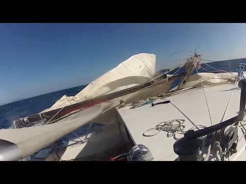 Catamaran Dismasted, Mastbruch auf Katamaran, moment of mast break catched by camera