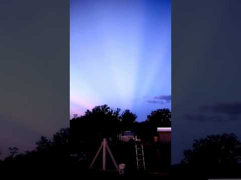EXTRAÑOS RAYOS EN EL CIELO DE CORDOBA..PARA VOS QUE ES ?