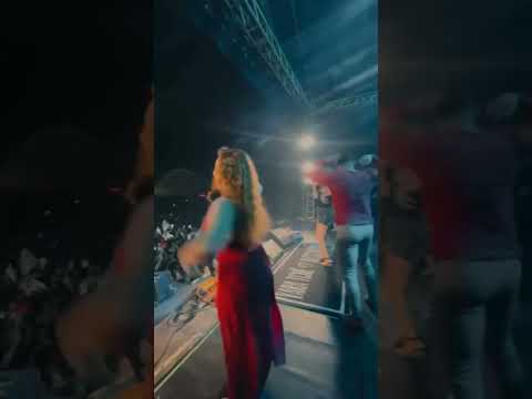 Yara Tchê cantando Cumplicidade com a galera de Lagoinha do Piauí | Central dos Desejeiros