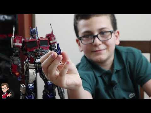 Igen Techie unboxing and reviewing 3Zero DLX Prime From Bumblebee Movie