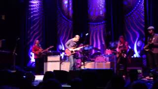 Tedeschi Trucks Band - Derek Trucks Solo in The Sky Is Cryi