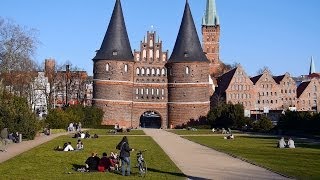 preview picture of video 'Lübeck: Altstadt, Trave, Holstentor, Video 1 - Full HD VideobildFilm'