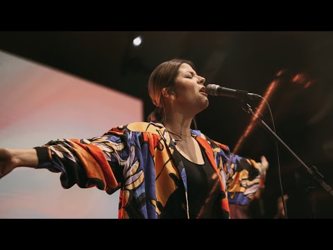 Adoração com Laura Souguellis na IIR BRASIL