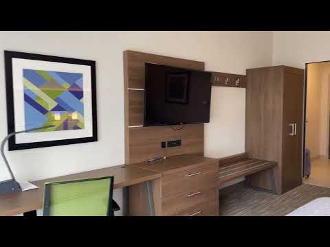 Holiday Inn Express & Suites Aurora, ON Hotel Room Tour