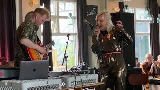 Kvikindi: Brynhildur syngur Jagúar á Kex