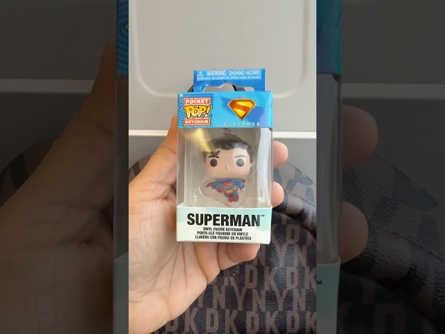Vídeo relacionado con Funko Pop! Keychain: DC New Classics - Superman - DC Comics- Minifigura de Vinilo Coleccionable Llavero Original - Relleno de Calcetines - Idea de Regalo - Mercancia Oficial - Minifigura