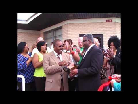 Dr. Monteic A. Sizer Cutting Ribbon on NE Delta HSA's Bastrop, La Peer Support Hope Center