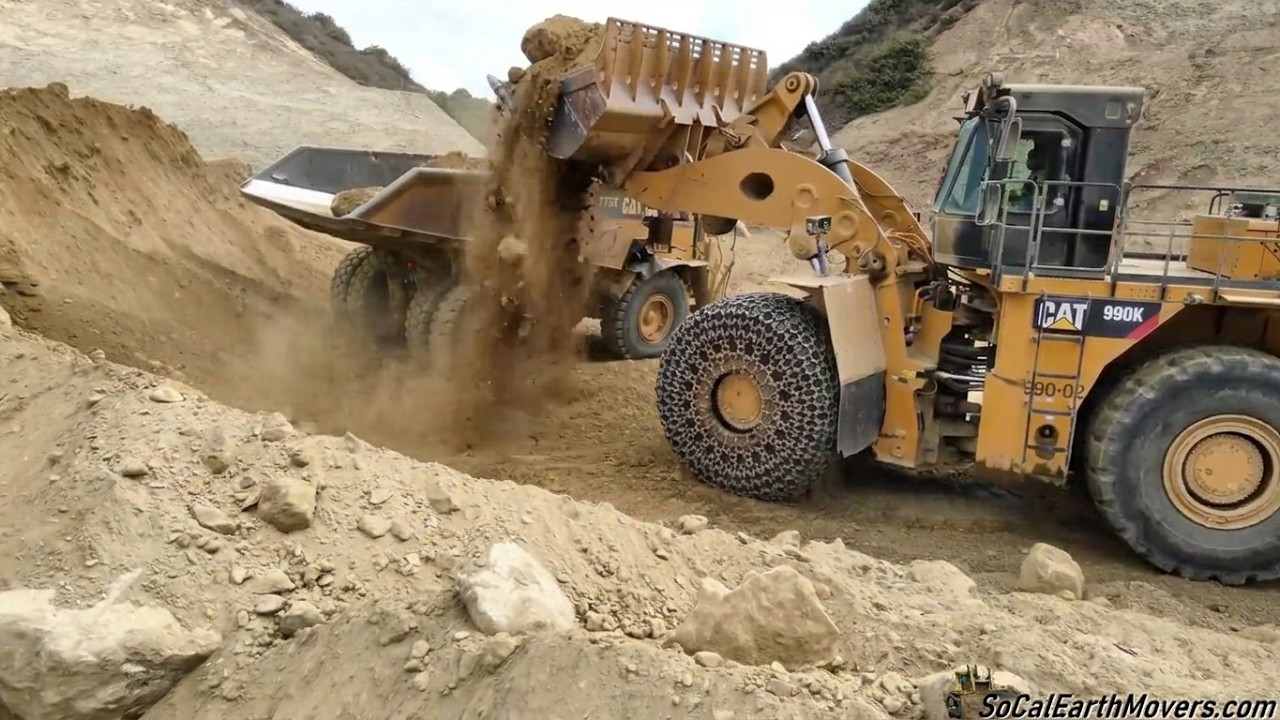 CAT 990K loading 773’s and 775’s