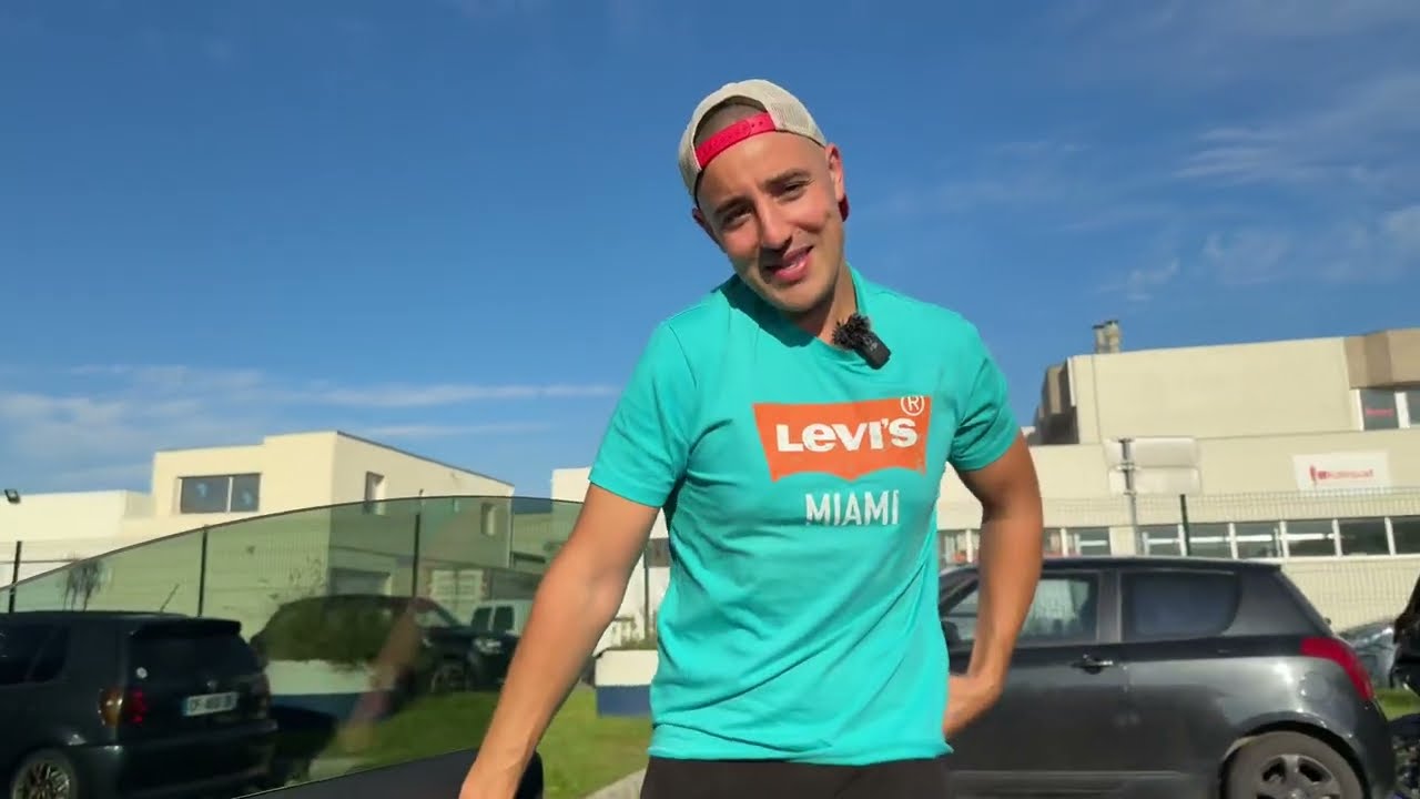 IL ME LAISSE CONDUIRE SA MERCEDES !