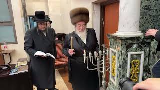 נר א׳ דחנוכה בחצר הקודש ספינקא